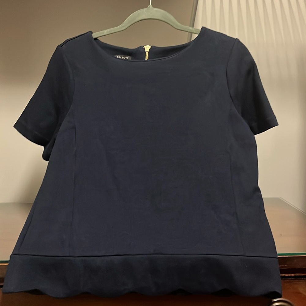 EUC Talbots Women's Medium Petite Navy Scalloped Edge Gold Zip Short Sleeve Top